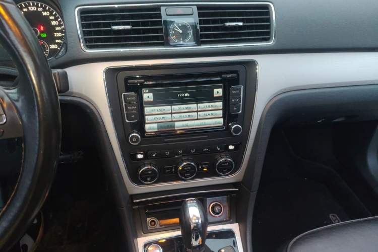 Used Volkswagen Passat 2013 2.0 TSI DSG Prestige Edition Audio And AC Panel