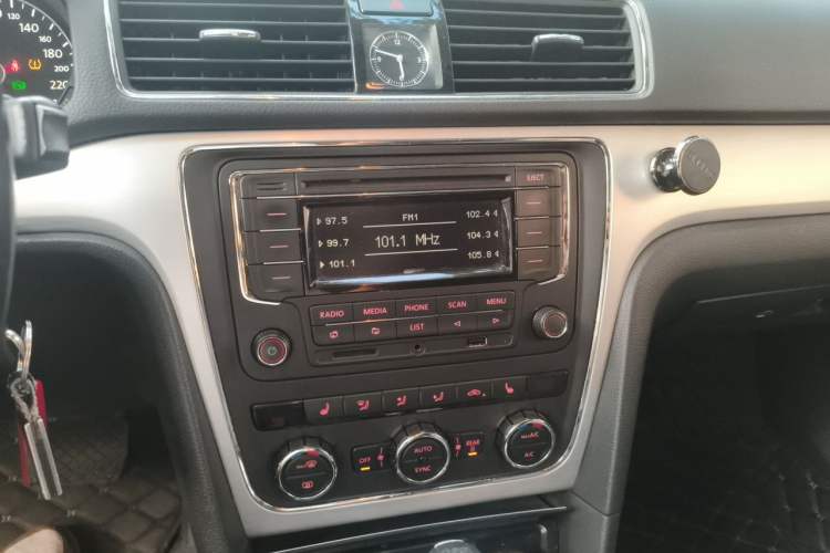 Used Volkswagen Passat 2013 1.8TSI DSG Prestige Edition Audio And AC Panel