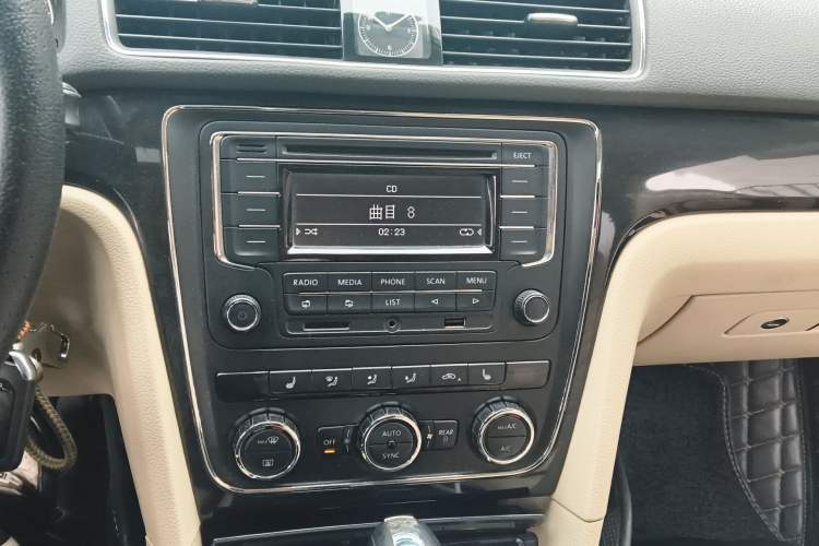 Used Volkswagen Passat 2013 1.8TSI DSG Prestige Edition Audio And AC Panel