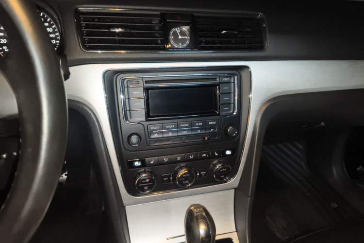 Used Volkswagen Passat 2013 1.8TSI DSG Prestige Edition Audio And AC Panel