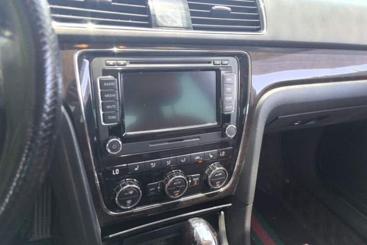 Used Volkswagen Passat 2013 3.0L V6 DSG Flagship Edition Audio And AC Panel
