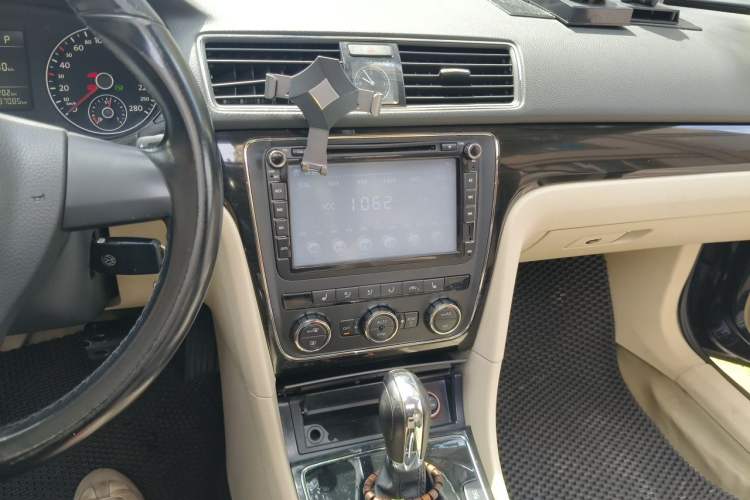Used Volkswagen Passat 2013 1.8TSI DSG Prestige Edition Audio And AC Panel