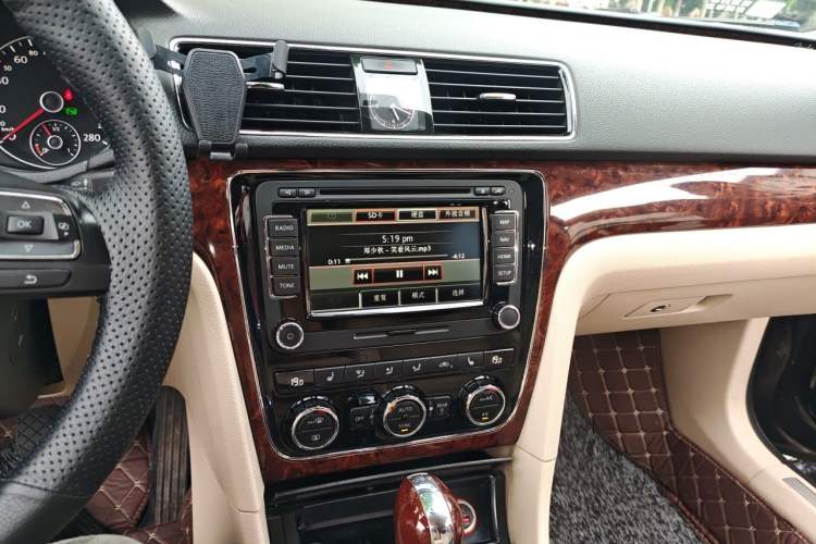 Used Volkswagen Passat 2013 1.8TSI DSG Ultimate Edition Audio And AC Panel