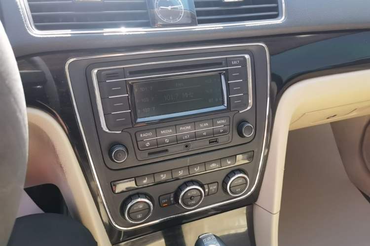 Used Volkswagen Passat 2013 1.8TSI DSG Prestige Edition Audio And AC Panel