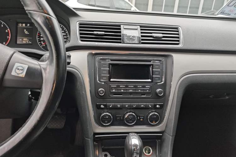 Used Volkswagen Passat 2013 1.8TSI DSG Prestige Edition Audio And AC Panel