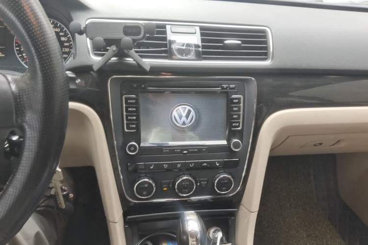 Used Volkswagen Passat 2013 1.4 TSI DSG Prestige Edition Audio And AC Panel