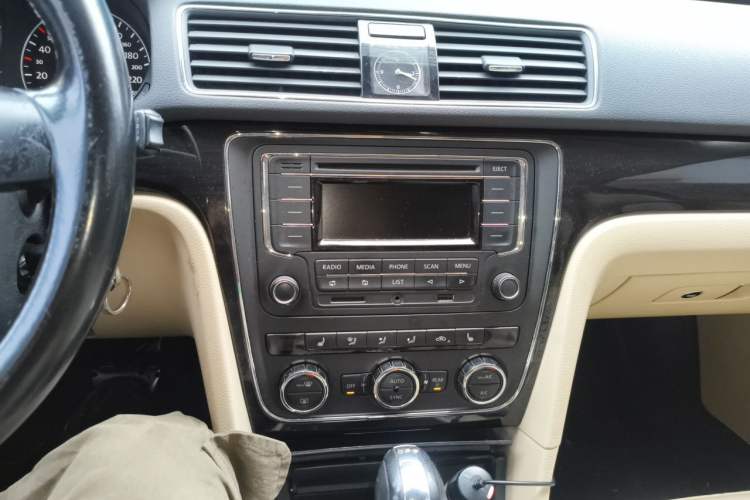 Used Volkswagen Passat 2013 1.4 TSI DSG Prestige Edition Audio And AC Panel