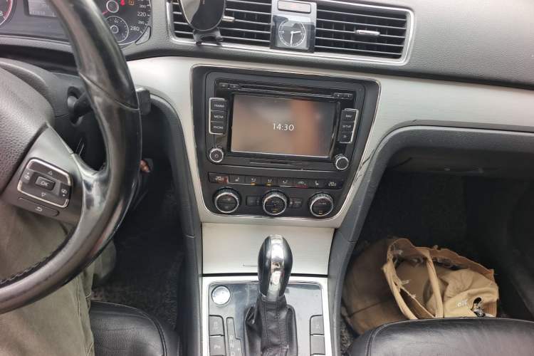 Used Volkswagen Passat 2013 1.8TSI DSG Ultimate Edition Audio And AC Panel