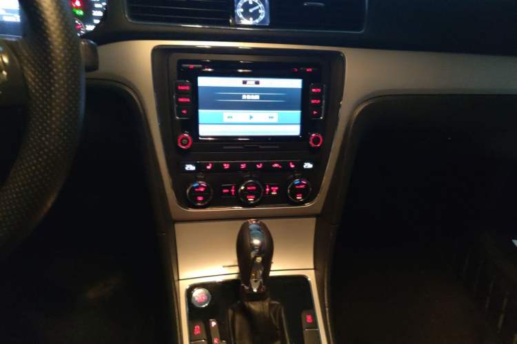 Used Volkswagen Passat 2013 1.8TSI DSG Prestige Edition Audio And AC Panel
