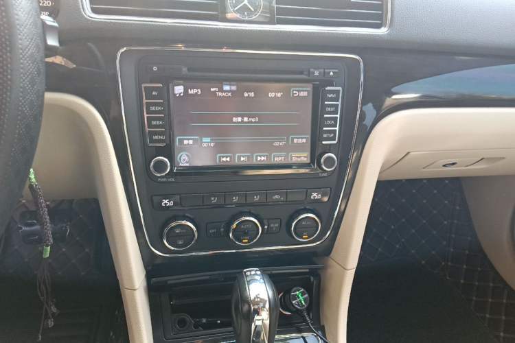 Used Volkswagen Passat 2013 1.8TSI DSG Prestige Edition Audio And AC Panel