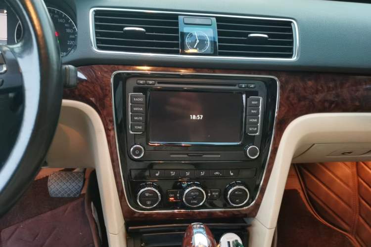 Used Volkswagen Passat 2013 1.8TSI DSG Ultimate Edition Audio And AC Panel