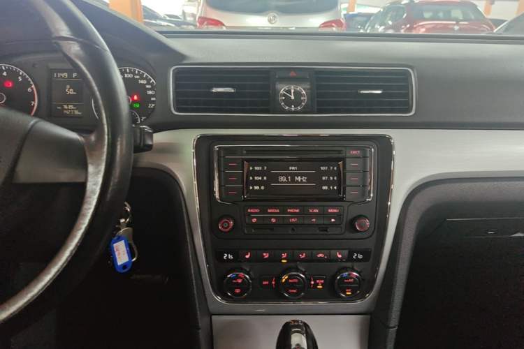 Used Volkswagen Passat 2013 1.8TSI DSG Prestige Edition Audio And AC Panel
