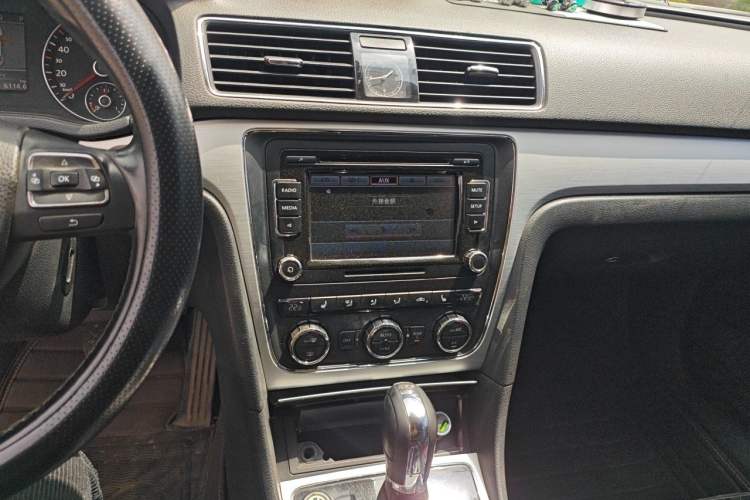 Used Volkswagen Passat 2013 1.8TSI DSG Prestige Edition Audio And AC Panel