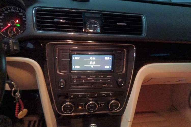 Used Volkswagen Passat 2013 1.8TSI DSG Prestige Edition Audio And AC Panel