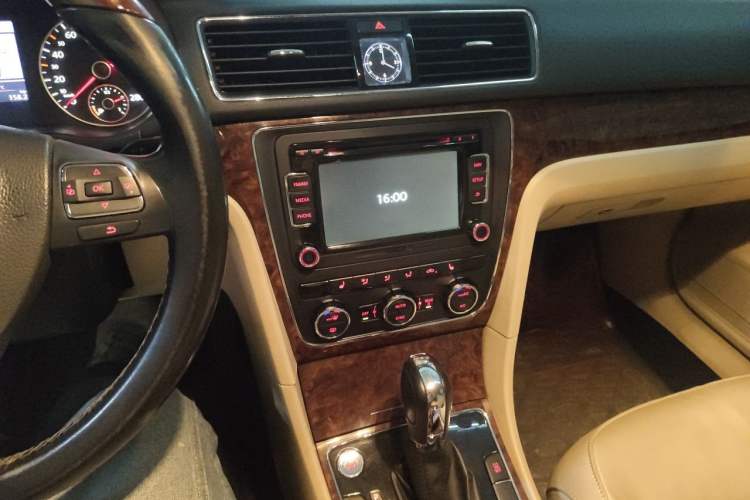 Used Volkswagen Passat 2013 1.8TSI DSG Prestige Edition Audio And AC Panel