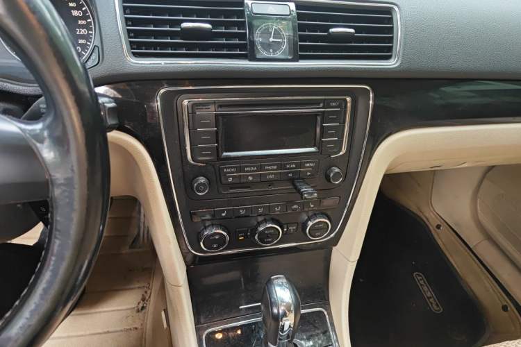 Used Volkswagen Passat 2013 1.4 TSI DSG Prestige Edition Audio And AC Panel