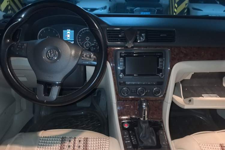 Used Volkswagen Passat 2013 1.8TSI DSG Prestige Edition Center Console