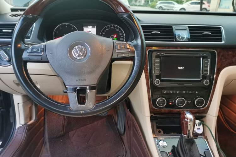 Used Volkswagen Passat 2013 1.8TSI DSG Ultimate Edition Center Console