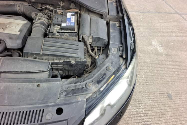 Used Volkswagen Passat 2013 1.8TSI DSG Ultimate Edition Engine Bay Left