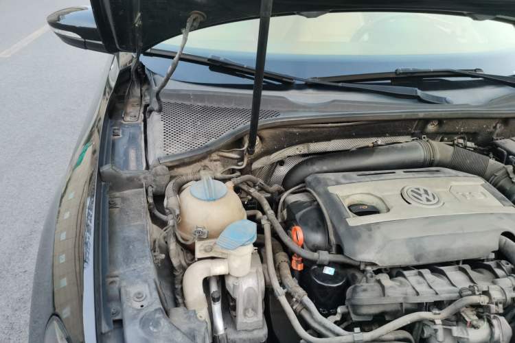 Used Volkswagen Passat 2013 1.8TSI DSG Ultimate Edition Engine Bay Right