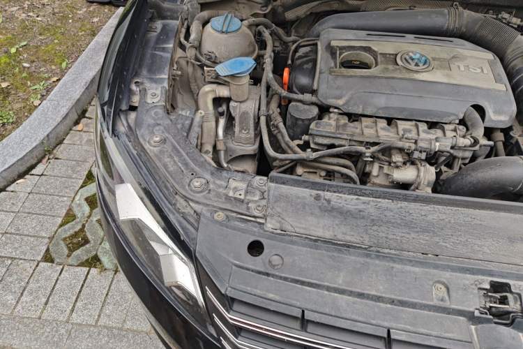 Used Volkswagen Passat 2013 1.8TSI DSG Prestige Edition Engine Bay Right