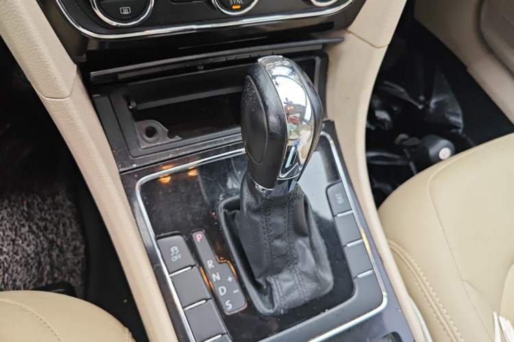 Used Volkswagen Passat 2013 1.8TSI DSG Prestige Edition Gear Lever