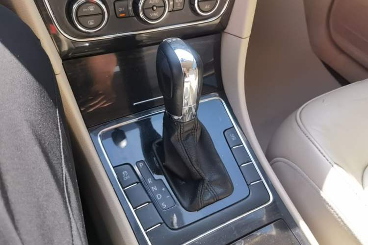 Used Volkswagen Passat 2013 1.8TSI DSG Prestige Edition Gear Lever