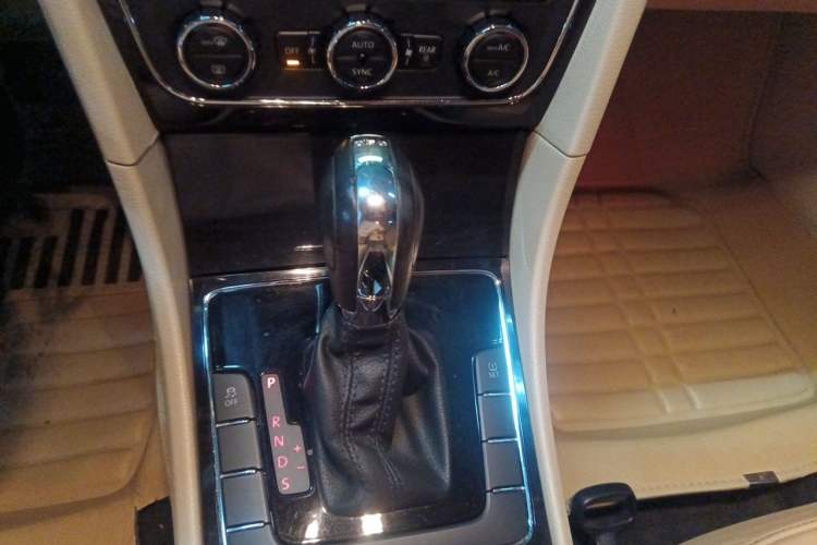 Used Volkswagen Passat 2013 1.8TSI DSG Prestige Edition Gear Lever