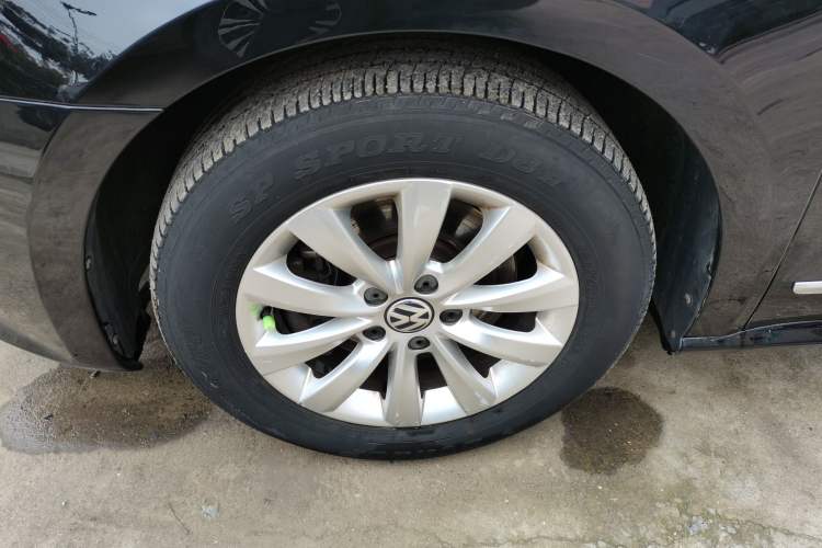 Used Volkswagen Passat 2013 1.4TSI Manual Prestige Edition Left Front Wheel Hub