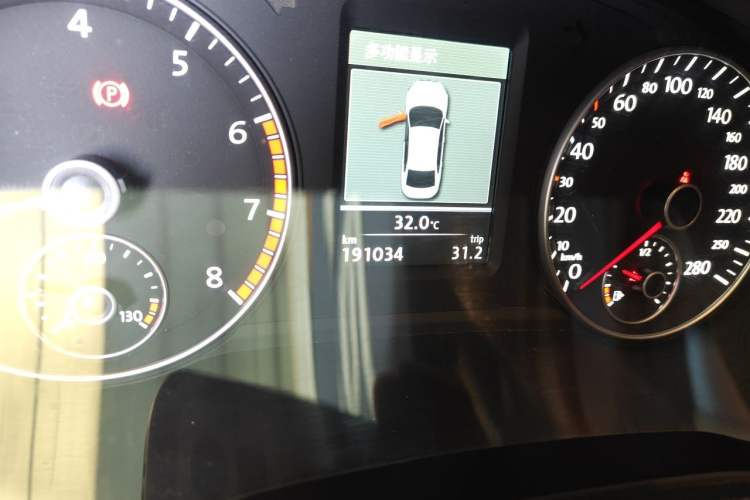 Used Volkswagen Passat 2013 2.0 TSI DSG Ultimate Edition Odometer Close Up