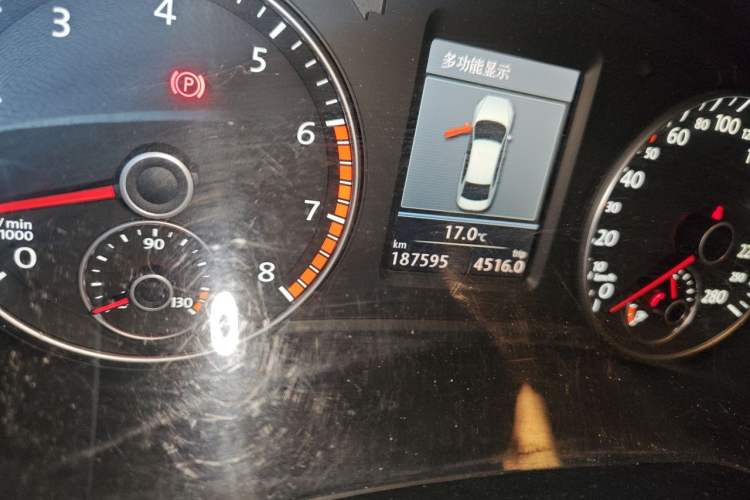 Used Volkswagen Passat 2013 1.8TSI DSG Prestige Edition Odometer Close Up