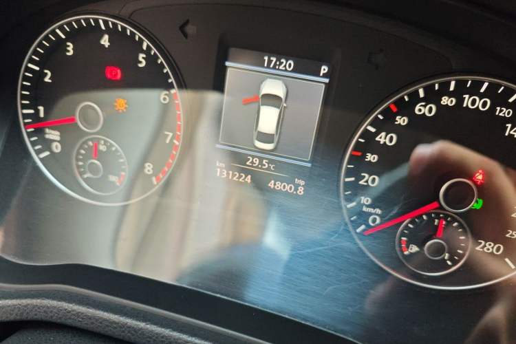Used Volkswagen Passat 2013 1.8TSI DSG Prestige Edition Odometer Close Up