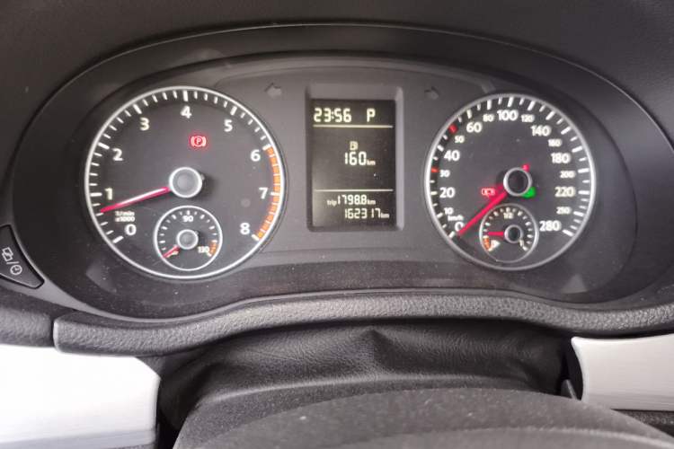 Used Volkswagen Passat 2013 1.4 TSI DSG BlueMotion Edition Odometer Close Up