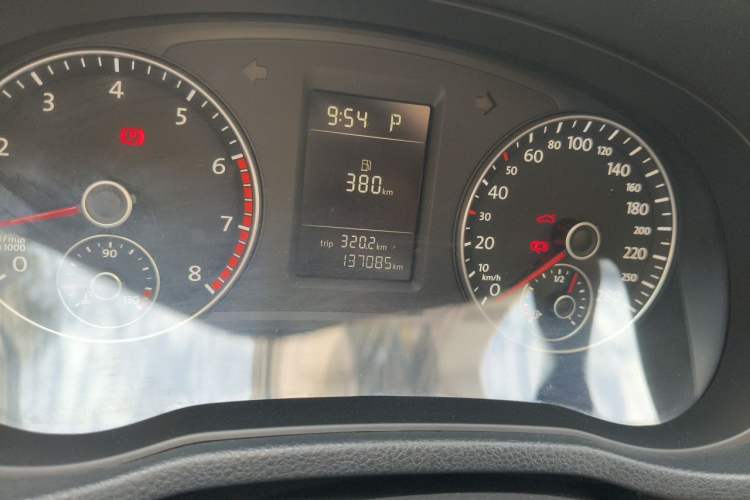 Used Volkswagen Passat 2013 1.8TSI DSG Prestige Edition Odometer Close Up