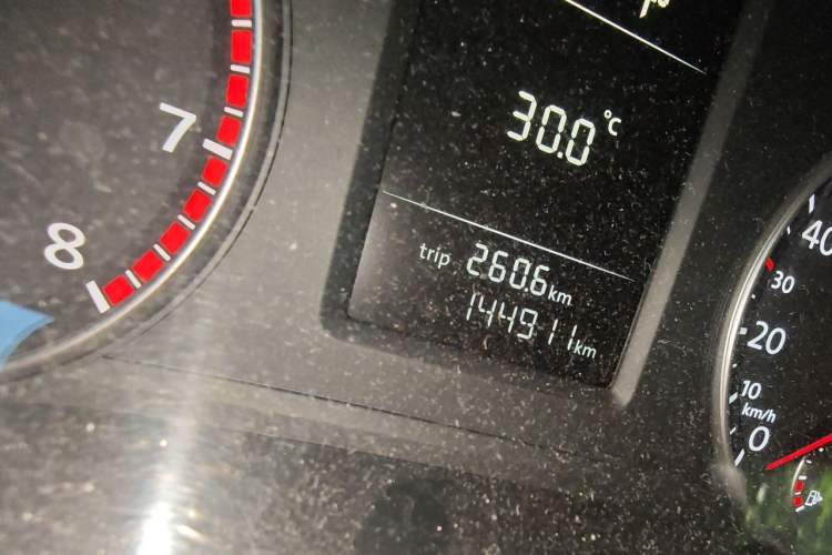 Used Volkswagen Passat 2013 1.8TSI DSG Prestige Edition Odometer Close Up
