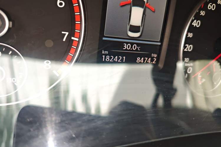 Used Volkswagen Passat 2013 1.8TSI DSG Ultimate Edition Odometer Close Up