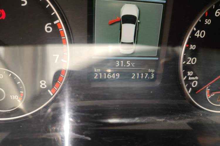 Used Volkswagen Passat 2013 2.0 TSI DSG Ultimate Edition Odometer Close Up
