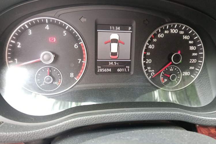 Used Volkswagen Passat 2013 2.0 TSI DSG Ultimate Edition Odometer Close Up