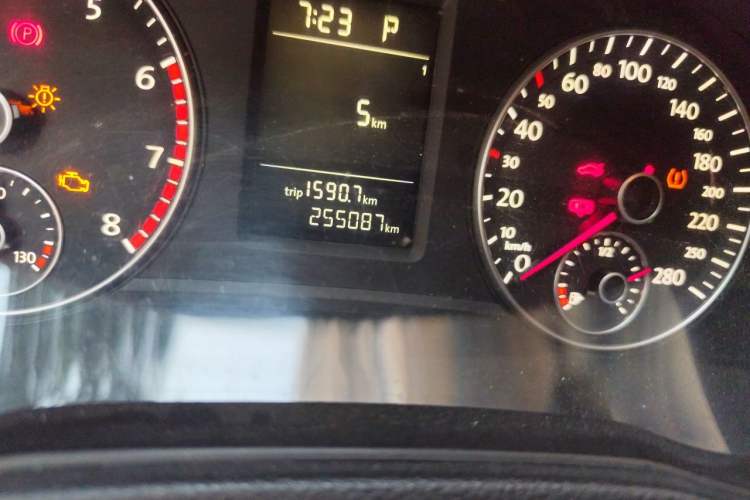 Used Volkswagen Passat 2013 1.8TSI DSG Prestige Edition Odometer Close Up
