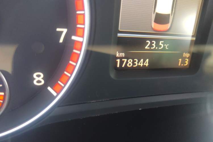 Used Volkswagen Passat 2013 1.8TSI DSG Prestige Edition Odometer Close Up