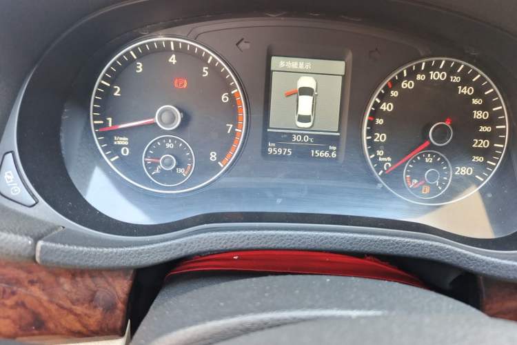 Used Volkswagen Passat 2013 1.8TSI DSG Prestige Edition Odometer Close Up