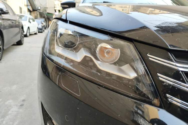 Used Volkswagen Passat 2013 1.8TSI DSG Ultimate Edition Right Front Headlight