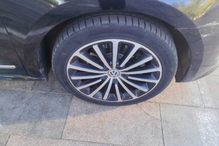 Used Volkswagen Passat 2013 1.8TSI DSG Ultimate Edition Right Front Wheel Hub