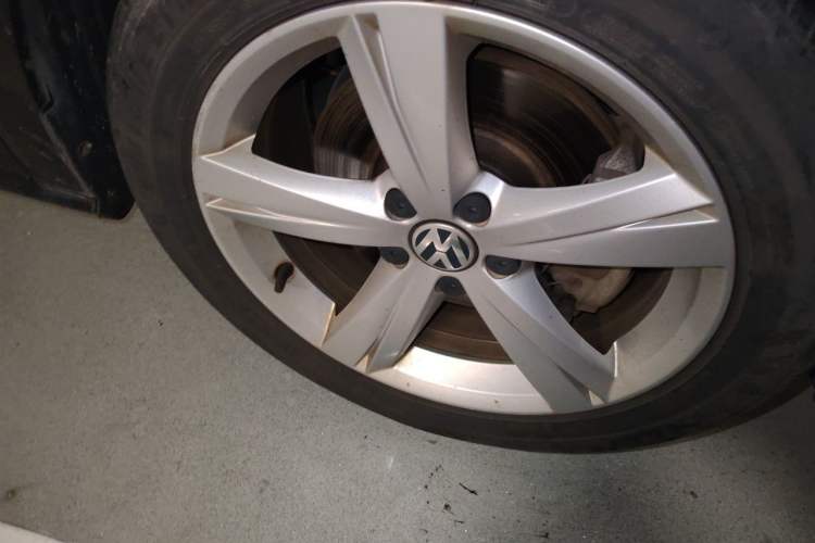Used Volkswagen Passat 2013 1.8TSI DSG Prestige Edition Right Front Wheel Hub