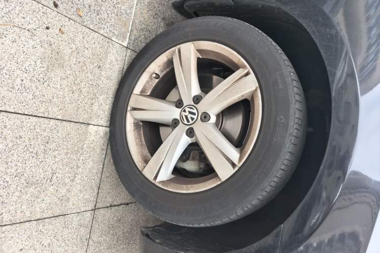 Used Volkswagen Passat 2013 1.8TSI DSG Prestige Edition Right Front Wheel Hub