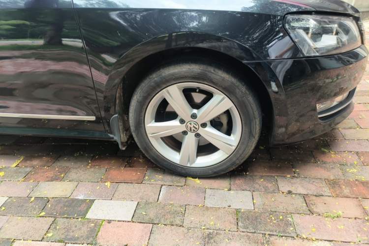 Used Volkswagen Passat 2013 1.8TSI DSG Ultimate Edition Right Front Wheel Hub