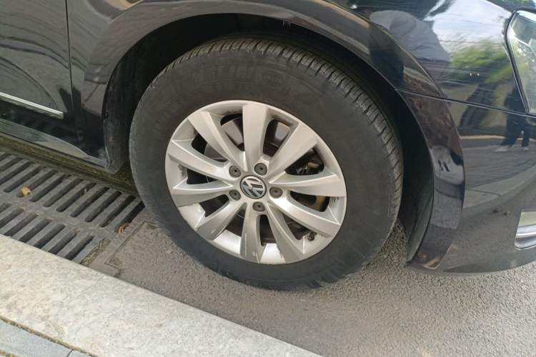 Used Volkswagen Passat 2013 1.8TSI DSG Prestige Edition Right Front Wheel Hub