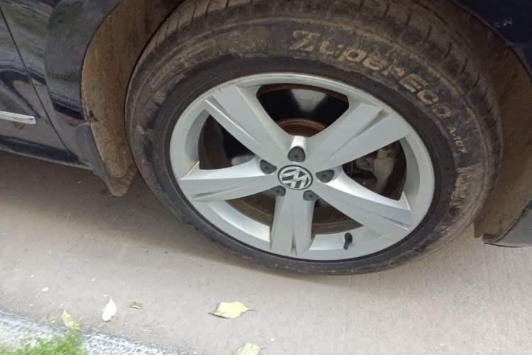 Used Volkswagen Passat 2013 1.8TSI DSG Ultimate Edition Right Front Wheel Hub