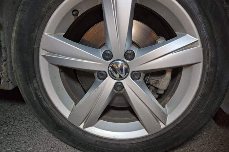Used Volkswagen Passat 2013 1.8TSI DSG Prestige Edition Right Front Wheel Hub