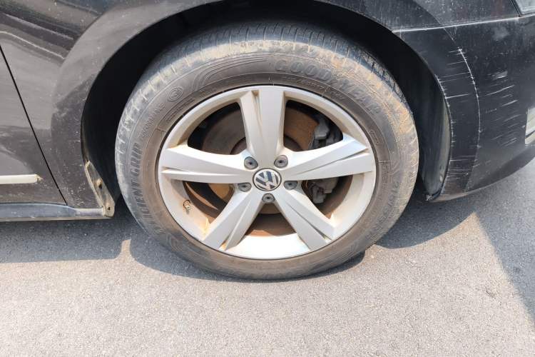 Used Volkswagen Passat 2013 1.8TSI DSG Prestige Edition Right Front Wheel Hub